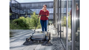 Zamiatarka ręczna KM 70/20 C marki Kärcher: szybkie i skuteczne usuwanie brudu