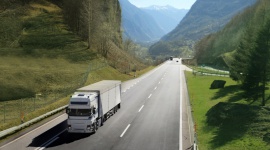 Nowe wyzwanie dla firm transportowych – podniesienie opłat drogowych w UE
