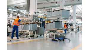 Flota robotów MiR200 usprawnia logistykę w zakładzie Whirlpool w Łodzi