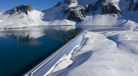 Axpo i IWB zbudują elektrownię słoneczną na zaporze Mutsee w Alpach