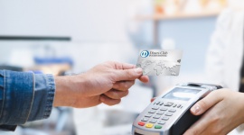 Karty kredytowe pomagają zarządzać finansami osobistymi czy wręcz przeciwnie?