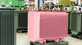 Różowy transformator Hitachi Energy wspiera Miesiąc Świado-mości Raka Piersi