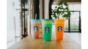 Zmieniające kolor kubki w ofercie Starbucks Polska