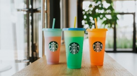 Zmieniające kolor kubki w ofercie Starbucks Polska