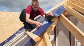 Jak zapewnić wysoką wiatroszczelność i wentylację dachu? Biuro prasowe