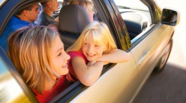 Całą rodziną autem na świąteczny wyjazd? Sprawdź ciśnienie w oponach i oszczędź
