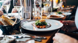 Właściciele gastronomii muszą na nowo przyciągnąć pracowników. Biuro prasowe
