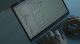 Branża IT wraca do biur – spadek liczby ogłoszeń oferujących pracę zdalną