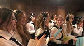 Uczniowie z całego świata nagrali piosenkę dla rówieśników z Ukrainy.