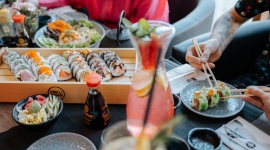KOKU Sushi: nowe restauracje, kuchnia centralna i małe miasta Biuro prasowe