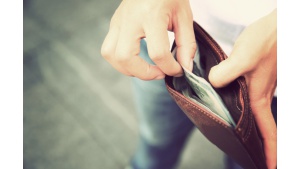 Komu w Polsce żyje się lepiej, a kto wpada w finansowe tarapaty?