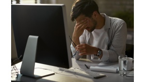 Palący problem branży IT. Specjaliści od hi-tech cierpią na wypalenie zawodowe.