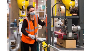 Amazon rekrutuje i podnosi pensje dla pracowników