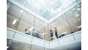 Odpowiedzialne praktyki bankowe: analiza porównawcza Mazars 2021 Biuro prasowe