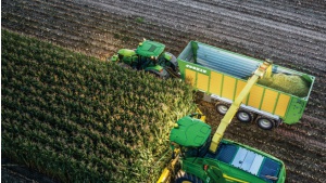 Nowe opcje zastosowania John Deere Machine Sync: Ciągniki i sieczkarnie polowe w