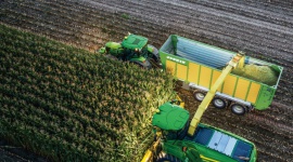 Nowe opcje zastosowania John Deere Machine Sync: Ciągniki i sieczkarnie polowe w