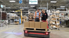 Autonomiczny robot mobilny MiR500 obniża koszty transportu w Schneider Electric