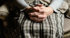 Seniorzy się ograniczają, a długi wciąż rosną