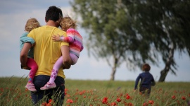 Polscy mężczyźni coraz częściej walczą o opiekę naprzemienną nad dziećmi