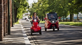 Już nie tylko seniorzy korzystają z małych pojazdów elektrycznych