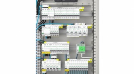 Jak nie dopuścić do poważnych awarii w instalacjach elektrycznych w budykach? Biuro prasowe