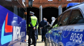 Policjanci na szkoleniu w zajezdni tramwajowej MPK