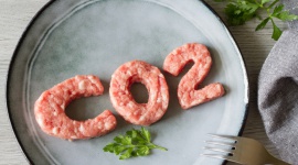 ​Spożycie mięsa w Polsce generuje ponad tonę CO2 na osobę rocznie