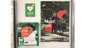 Masz moc w WTT – w budynku zainstalowano defibrylatory AED