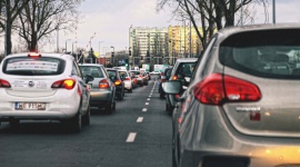 Samochód czy autobus – czym Polacy dojeżdżają do pracy