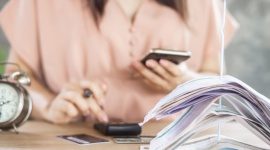 Przygnieceni kredytami i ratami, czyli skąd się biorą długi Polaków