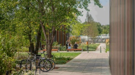 Zielony plac powstał przy biurowcu P180