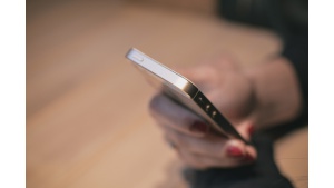 Raport UKE: W 2017 roku Polacy wysłali prawie 50 miliardów SMS-ów