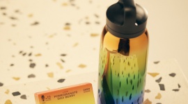 Butelki Rainbow od Waterdrop oraz Conchity Wurst Biuro prasowe