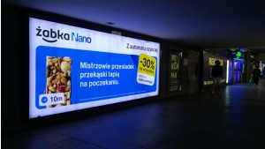 „Z automatu szybciej, łatwiej, fajniej” – nowa kampania Żabki Nano Biuro prasowe
