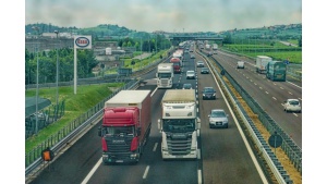 Transport zaciąga hamulec