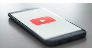 4 miliony - tyle subskrypcji na YouTube “stuknęło” Frizowi i reZiemu Biuro prasowe