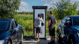 Kierowcy mogą zapłacić zbliżeniowo za ładowanie auta elektrycznego