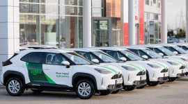 Żabka z 500 autami hybrydowymi Toyoty
