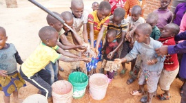 Kobiety i dzieci w Afryce Subsaharyjskiej pokonują 6 km w poszukiwaniu wody