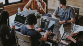 Jak wyróżniać się jako początkujący programista?