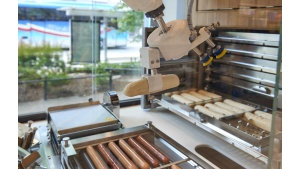 Już 1500 hot-dogów zaserwował klientom Żabki Nano robot Robbie Biuro prasowe