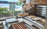 Już 1500 hot-dogów zaserwował klientom Żabki Nano robot Robbie